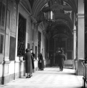 Mensen in de galerij van een oud klooster waar nu een postkantoor in gevestigd i, Bestanddeelnr 191-1347