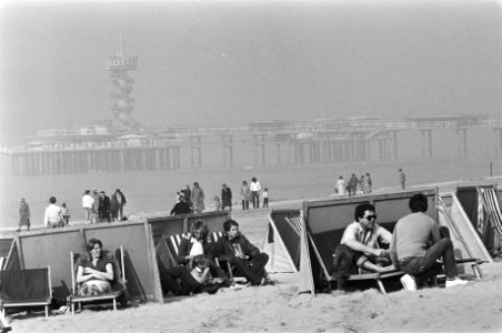 Mensen genieten van het mooie strandweer in Scheveningen, Bestanddeelnr 932-0724