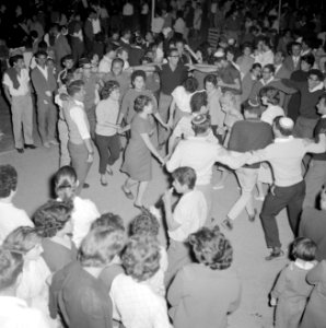 Mensen dansen in een kring op straat, Bestanddeelnr 255-1921