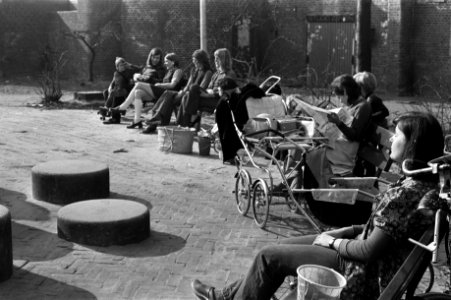 Mensen in de zon in Vondelpark, Bestanddeelnr 925-4665