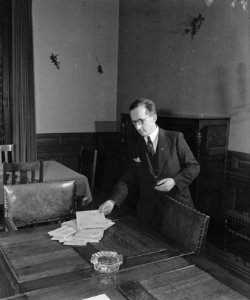 Mensen die werken op het Kabinet van de Minister President, Bestanddeelnr 901-2933