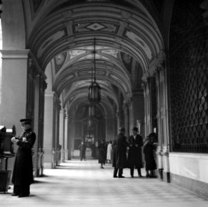 Mensen in de galerij van een oud klooster waar nu een postkantoor in gevestigd i, Bestanddeelnr 191-1348