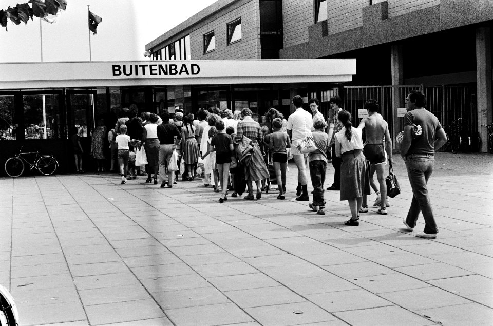 Mensen in de rij bij het Mirandabad, Bestanddeelnr 930-9412