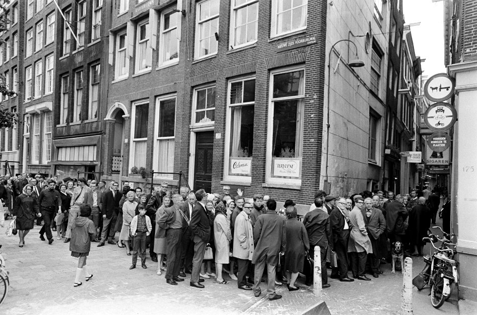 Mensen in de rij voor Staatsloterij, Noordzijdevoorburgwal, Bestanddeelnr 919-3547