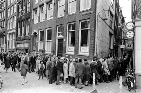 Mensen in de rij voor Staatsloterij, Noordzijdevoorburgwal, Bestanddeelnr 919-3547