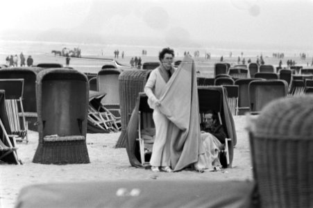 Mensen in dikke kleding in een strandstoel, Bestanddeelnr 924-4462