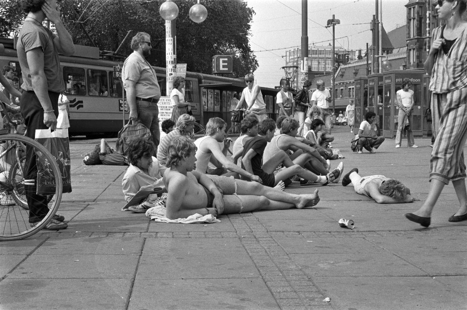 Mensen gevloerd door tropische temperaturen op stationsplein in Amsterdam, Bestanddeelnr 933-0536