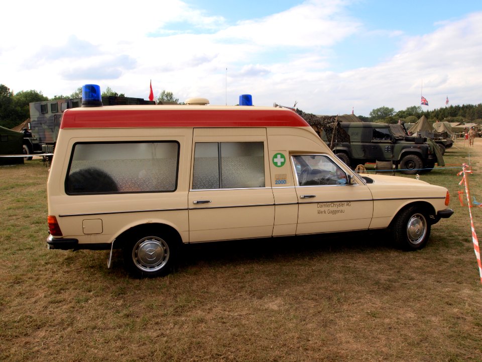 Mercedes Ambulance (1985) pic-2
