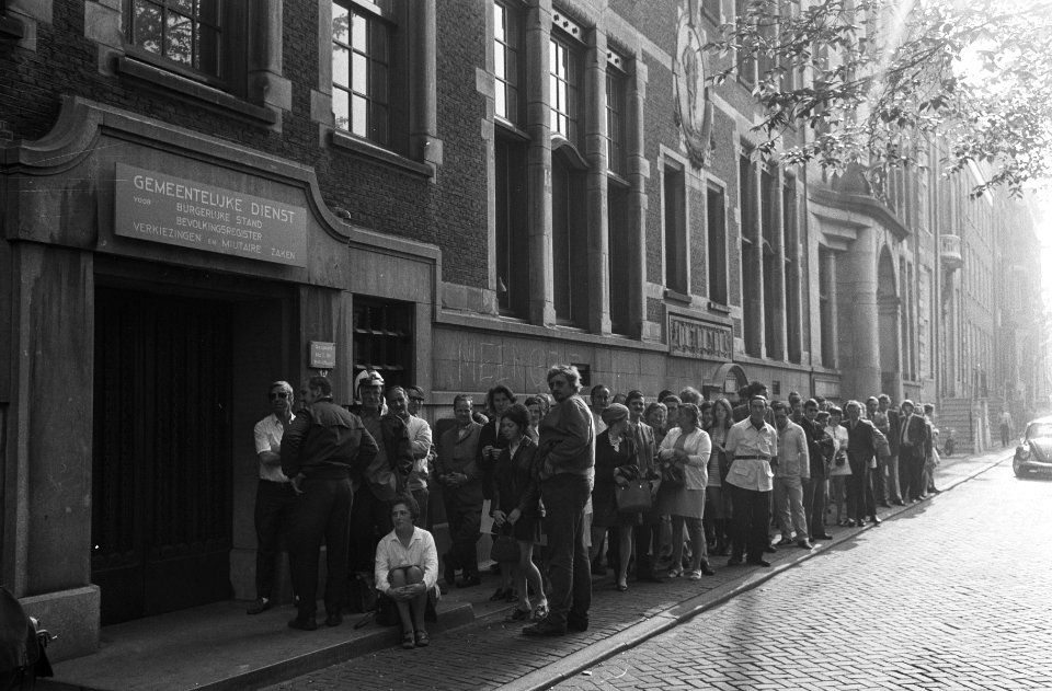 Mensen in de rij voor de burgerlijke stand te Amsterdam, Bestanddeelnr 924-5483