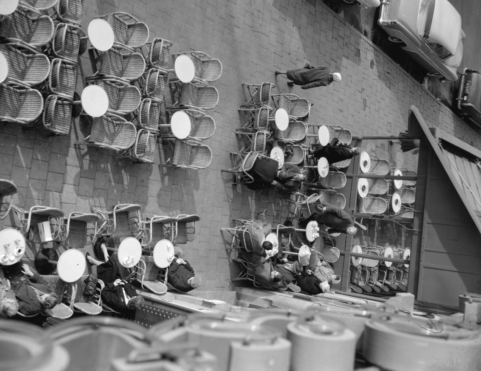Mensen in de zon op terras op het Rembrandtsplein, Bestanddeelnr 910-1830