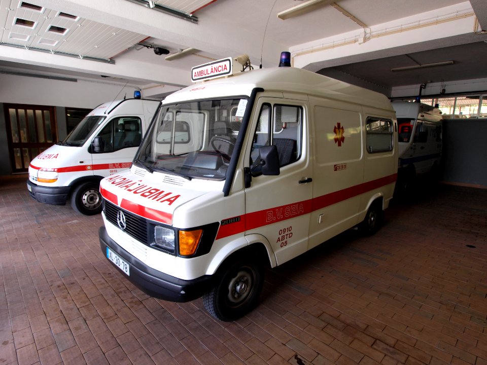 Mercedes ambulance, Bombeiros Seia, Unit 0910 ABTD 0