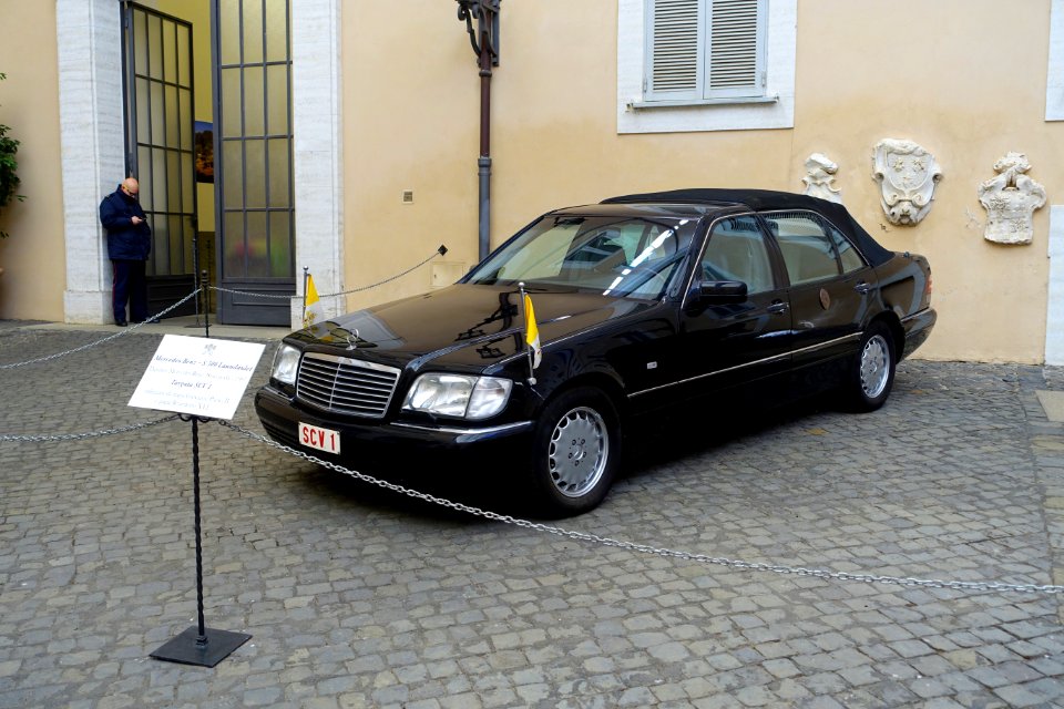 Mercedes Benz S 500 Laundaulet, 1997, used by Popes John Paul II and Benedict XVI - Pontifical Palace - Castel Gandolfo - DSC04254