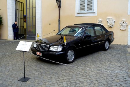 Mercedes Benz S 500 Laundaulet, 1997, used by Popes John Paul II and Benedict XVI - Pontifical Palace - Castel Gandolfo - DSC04254