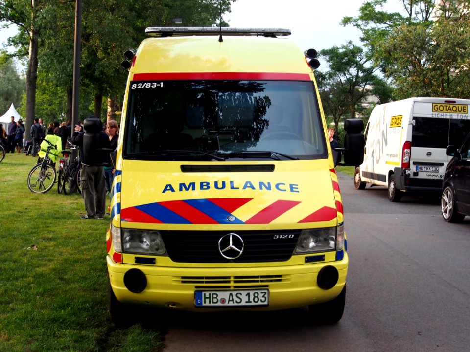 Mercedes 312D ASB ambulance, Unit 82 83-1, Bremen pic1