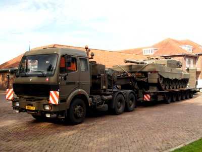 Mercedes 2648, Leopard 2A4 Dutch army KU-84-01 on trailer pic2