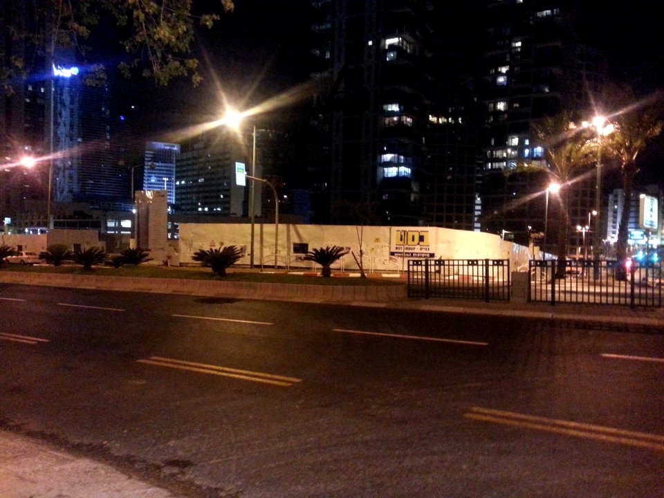 Menora-mivtakhim-construction-night