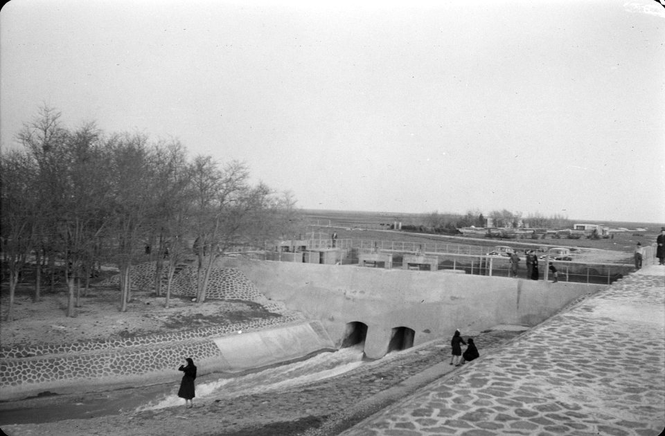 Mensen, bomen, water, sluizen, Bestanddeelnr 251-3784