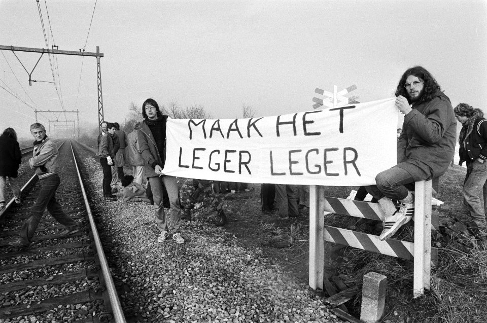 Menselijke blokkade op spoorlijn bij Deventer om munitietransport naar Duitsland, Bestanddeelnr 931-9197