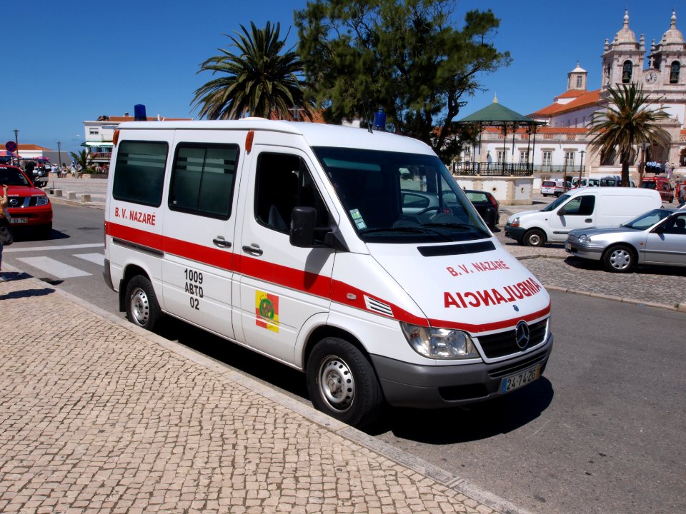 Mercedes ambulance, BV Nazaré, 1009 ABTD 02