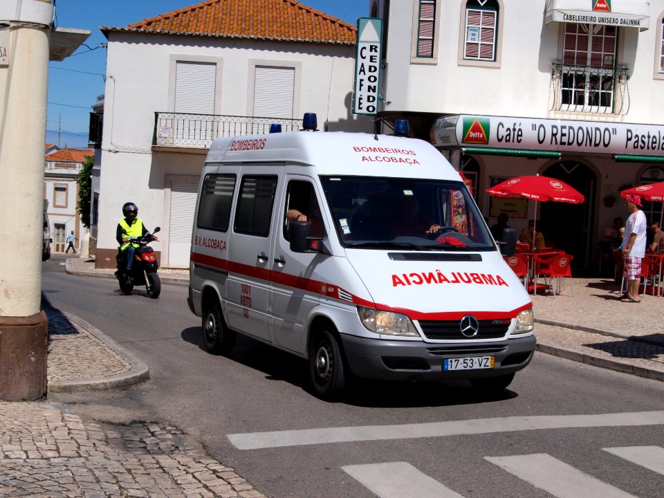 Mercedes ambulance, Bombeiros Alcobaça, Unit 1001 ABTD 08