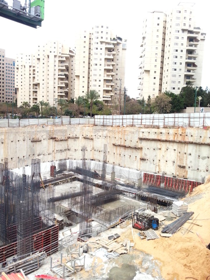 Menora-Mivtakhim-Tower-April-2014-under-construction