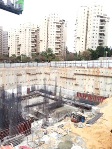 Menora-Mivtakhim-Tower-April-2014-under-construction