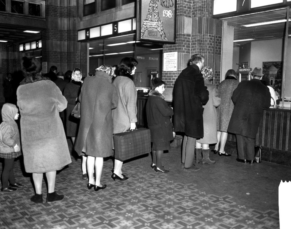 Mensen aan loket NS op Centraal Station, Bestanddeelnr 918-6614