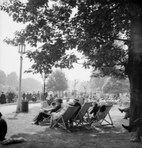 Mensen verpozen op hun vrije dag aan de oevers van de Theems in de Londense wijk, Bestanddeelnr 191-0624