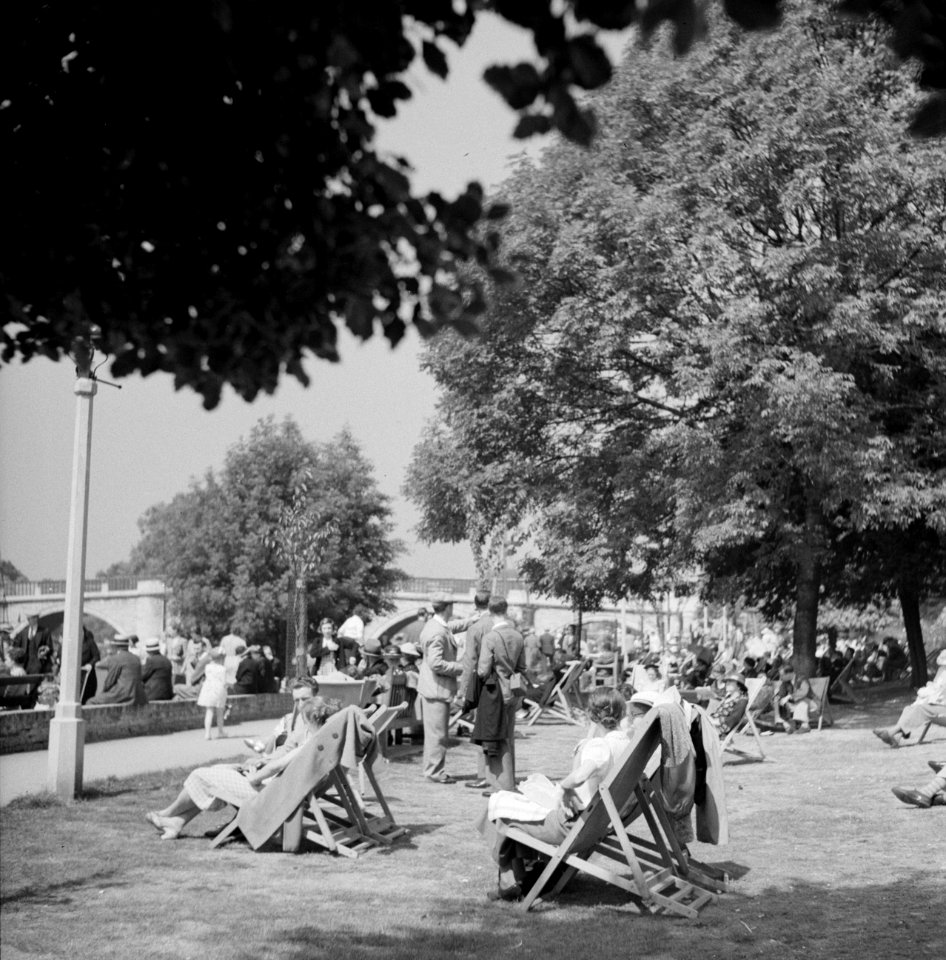 Mensen verblijven op hun vrije dag langs de oevers van de Theems in de Londense , Bestanddeelnr 191-0620