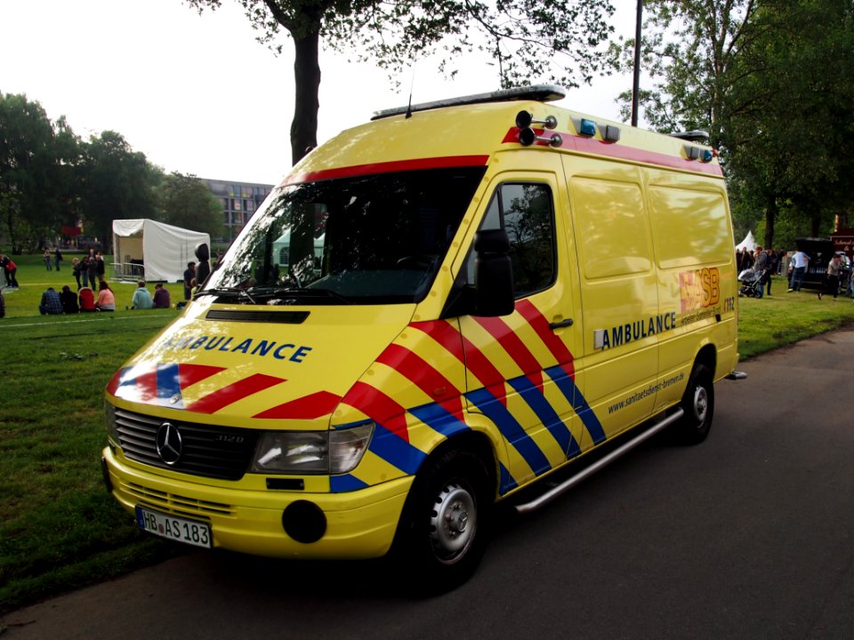 Mercedes 312D ASB ambulance, Unit 82 83-1, Bremen pic2