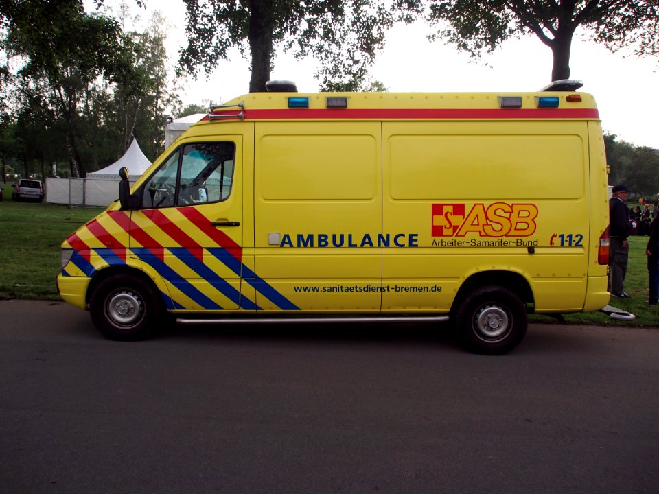 Mercedes 312D ASB ambulance, Unit 82 83-1, Bremen pic3