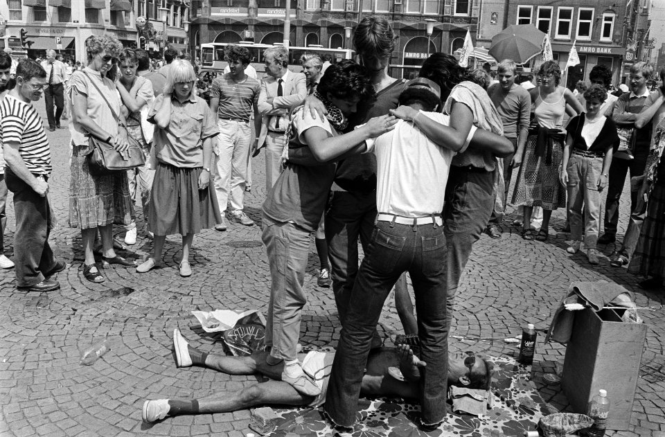 Mensen staan op een fakir die op glasscherven ligt, Bestanddeelnr 932-6503