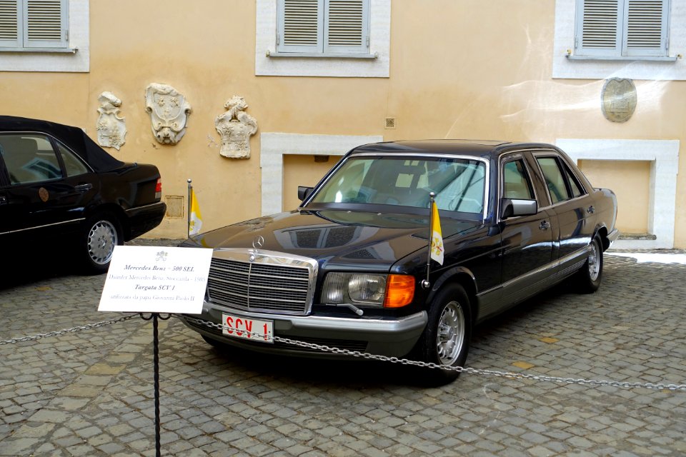 Mercedes Benz 500 SEL, 1985, used by Pope John Paul II - Pontifical Palace - Castel Gandolfo - DSC04253
