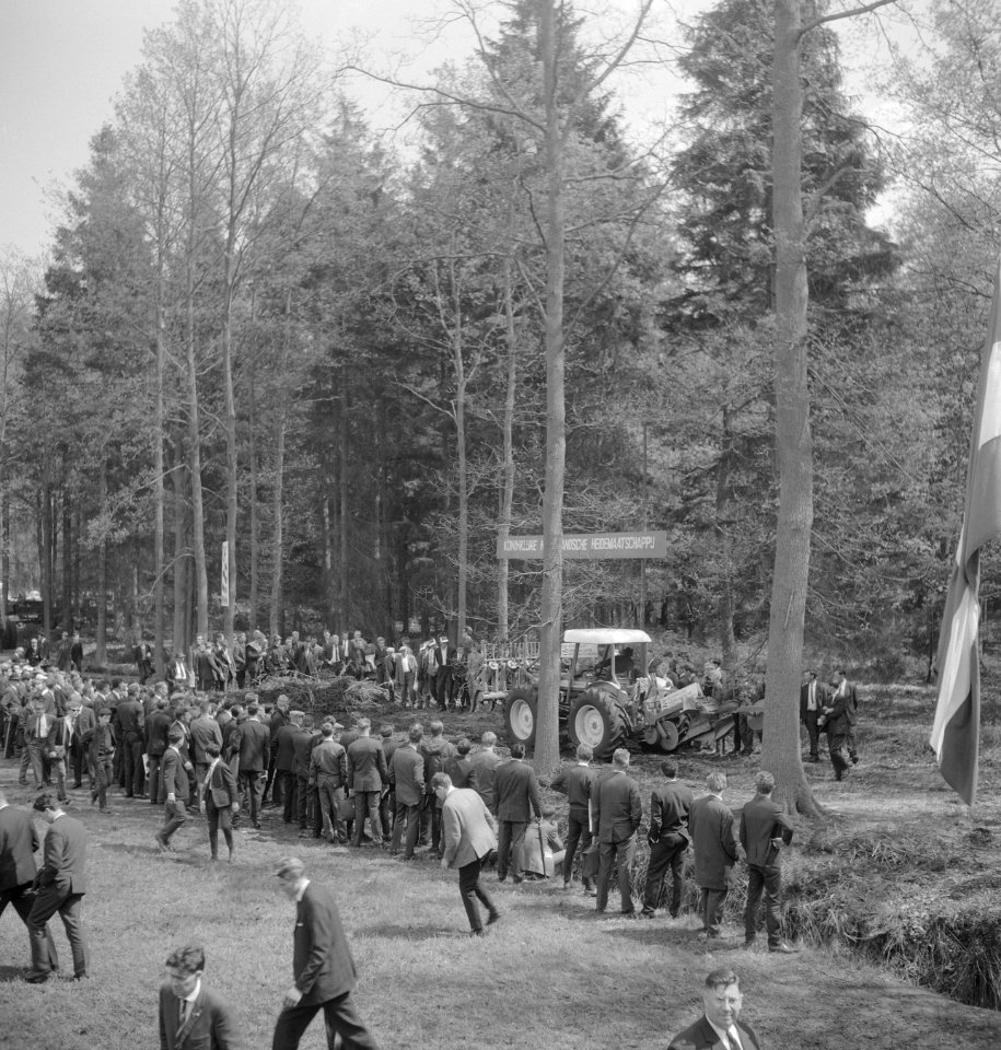 Mensen, menigte, landbouwmachines, werktuigen, bomen, reclameborden, toeschouwer, Bestanddeelnr 253-5073
