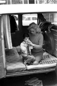 Mensen uit huis gezet op Oudezijds Voorburgwal te Amsterdam (moeder en kind zit…, Bestanddeelnr 921-3166 photo