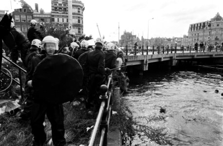 Mensen te water geraakt na charge van de politie, Bestanddeelnr 930-9732