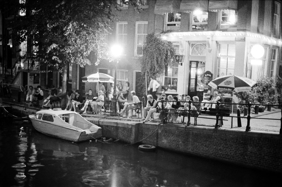 Mensen voor de deur van een cafeetje aan de Reguliersgracht, Bestanddeelnr 932-6459