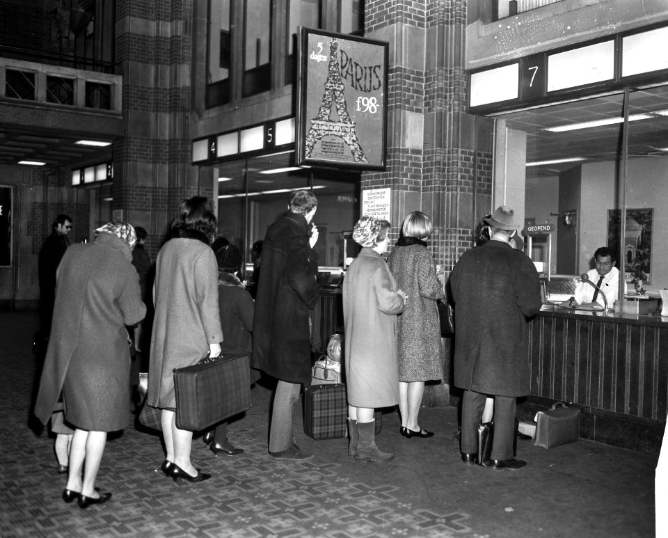 Mensen aan loket NS op Centraal Station, Bestanddeelnr 918-6615