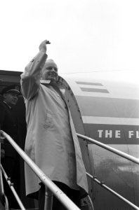 Mensjikov op Schiphol. Mensjikov op vliegtuigtrap, Bestanddeelnr 912-5074