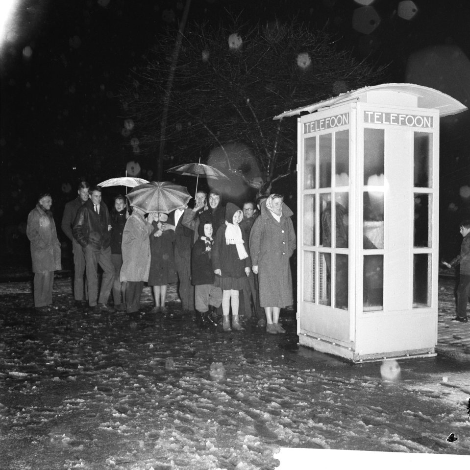 Mensen bellen om 0 uur op bij telefooncel, Bestanddeelnr 913-3553