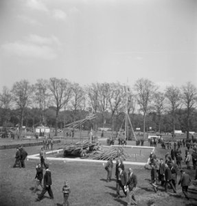 Mensen, boomstammen, demonstraties, grasvelden, bomen, Bestanddeelnr 253-5074