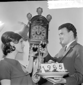 Mensen wensen elkaar een gelukkig 1965, Bestanddeelnr 917-2961