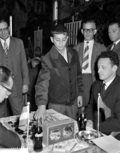 Mensenredder eregast bij de vijfde ronde wereldkampioenschap dammen te Amsterdam, Bestanddeelnr 911-6835
