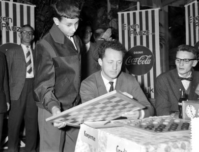 Mensenredder eregast bij de vijfde ronde wereldkampioenschap dammen te Amsterdam, Bestanddeelnr 911-6837