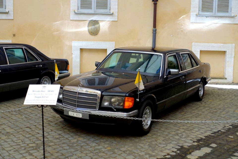 Mercedes Benz 500 SEL, 1985, used by Pope John Paul II - Pontifical Palace - Castel Gandolfo - DSC04252