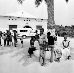 Mensen voor een ziekenhuis van de Angolese bevrijdingsbeweging FNLA ten noorden , Bestanddeelnr 926-7729