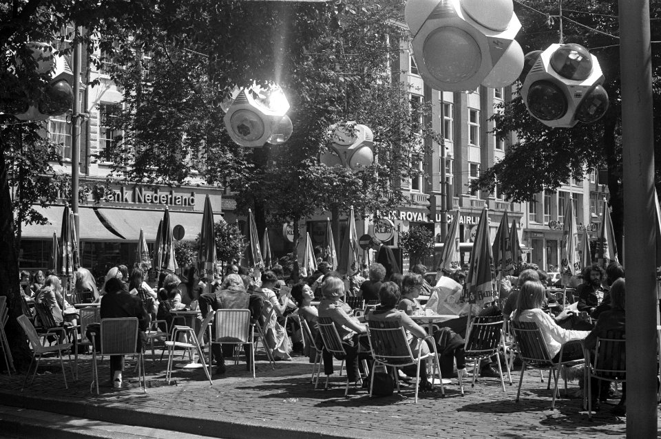 Mensen op terras op Leidseplein, Amsterdam, Bestanddeelnr 925-7287