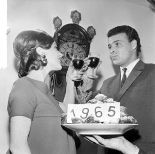 Mensen wensen elkaar een gelukkig 1965, Bestanddeelnr 917-2960