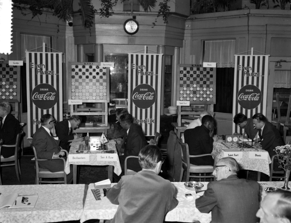 Mensenredder eregast bij de vijfde ronde wereldkampioenschap dammen te Amsterdam, Bestanddeelnr 911-6833