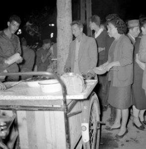 Mensen staan rondom een kar met eten, Bestanddeelnr 255-1926